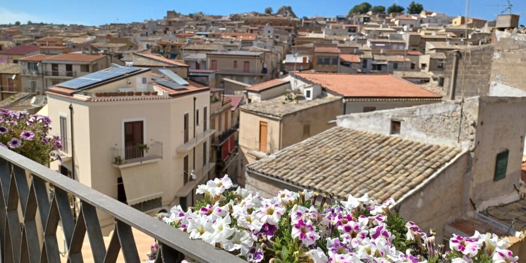Tetti di Pietraperzia e balcone fiorito gallery